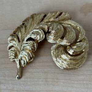 Monet Textured bent feather brooch pin/ gold tone/ very good used condition